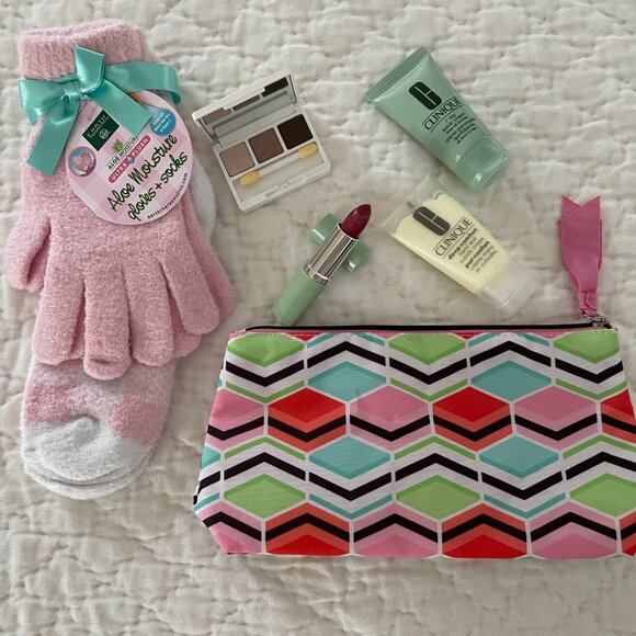 Ready for Spring?   Clinique Makeup Bag and Aloe Moisture Gloves and Socks - Picture 1 of 8